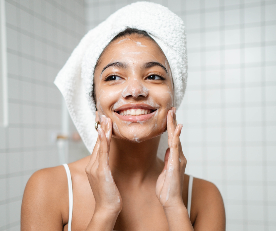 Strahlende Haut in der Pubertät: 5 Hautpflege-Tipps, die jeder Teenager braucht